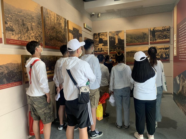 在福建省蘇維埃政府舊址聆聽(tīng)革命先輩事跡。福建船政交通職業(yè)學(xué)院供圖